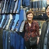 Đại sứ Nguyễn Thanh Sơn thăm Trung tâm thương mại Moskva. (Ảnh: Duy Trinh/Vietnam+)