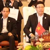 Phó Thủ tướng, Bộ trưởng Bộ Ngoại giao Phạm Bình Minh (bên phải) và Thứ trưởng Bộ Ngoại giao Lê Hoài Trung tại hội nghị. (Ảnh: Phạm Kiên/TTXVN)