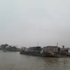 Lượng phương tiện qua đò, phà trên sông Kinh Môn tăng đột biến sau vụ tai nạn ở cầu An Thái. (Nguồn: TTXVN) 