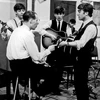 George Martin và The Beatles thu âm ca khúc 'From Me to You' năm 1962. (Nguồn: BBC/EMI Music)