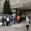 Người thất nghiệp xếp hàng đăng ký tìm việc tại Văn phòng Lao động Séc. (Nguồn: cijjournal.com)
