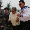 Mẹ của liệt sỹ Trần Văn Phương cùng các cựu binh, đồng đội, người thân thắp hương tưởng niệm anh hùng, liệt sỹ hy sinh trong trận chiến Gạc Ma. (Ảnh: Mạnh Thành/TTXVN)