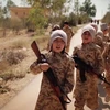 Hình ảnh từ một video do IS phát tán cho thấy tổ chức khủng bố này chiêu mộ được khá nhiều trẻ em. (Nguồn: dailymail.co.uk)