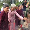 Thân nhân các nạn nhân bị thảm sát thắp hương tưởng niệm tại buổi lễ. (Ảnh: Đinh Thị Hương/TTXVN)
