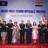 Thứ trưởng Bộ Ngoại giao, Trưởng SOM Việt Nam Lê Hoài Trung (thứ 6 từ trái sang), Thứ trưởng Bộ Ngoại giao, Trưởng SOM Ấn Độ, bà Preeti Saran (thứ 5 từ trái sang) và các đại biểu chụp ảnh chung. (Ảnh: Thống Nhất/TTXVN)