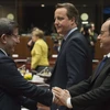 Thủ tướng Thổ Nhĩ Kỳ Ahmet Davutoglu (trái) và Tổng thống Pháp Francois Hollande (phải) sau khi đạt thỏa thuận tại Hội nghị ở Brussels, ngày 18/3. (Nguồn: AFP/TTXVN)