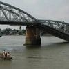 Triển khai thiết bị quét 3D dò lòng sông Đồng Nai nơi cầu Ghềnh bị sập. (Ảnh: Sỹ Tuyên/TTXVN)