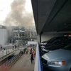Khói bụi bốc lên tại sân bay sau các vụ nổ (Nguồn: Twitter)