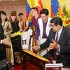 Tổng thống Venezuela Nicolás Maduro Moros tham gia chương trình văn nghệ với các nghệ sỹ Việt Nam trong chuyến thăm Việt Nam tháng 8/2015. (Ảnh: Nguyễn Khang/TTXVN)