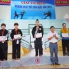 Vận động viên Trần Thị Thêm đứng trên bục cao nhất tại giải vô địch Pencak Silat trẻ toàn quốc năm 2013. (Ảnh: Phan Quân/Vietnam+)