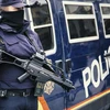 Cảnh sát Tây Ban Nha trong một vụ truy quét tội phạm ma túy. (Nguồn: cbsnews.com)
