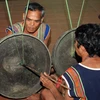 Hai nghệ nhân dân gian dân tộc Brâu ở huyện Ngọc Hồi (Kon Tum) đánh chiêng Tha trong các nghi lễ của dân tộc mình. (Ảnh: Trần Lê Lâm/TTXVN)