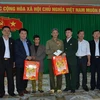 Đại diện đoàn công tác trao tặng quà cho 2 đối tượng chính sách ở xã Thuận Hòa, huyện Vị Xuyên.
