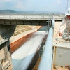 Công nhân Công ty thủy điện Kanak-An Khê vận hành xả nước qua đập Kanak với lưu lượng 20m3/s. (Ảnh: Ngọc Hà/TTXVN)
