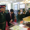 Khách tham quan Triển lãm bản đồ và trưng bày tư liệu 'Hoàng Sa, Trường Sa của Việt Nam - Những bằng chứng lịch sử và pháp lý.' (Nguồn: TTXVN)