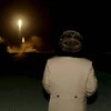 Nhà lãnh đạo Triều Tiên Kim Jong-un quan sát một tên lửa được phóng từ một địa điểm chưa được xác định. (Nguồn: KCNA/Reuters)