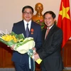 Thứ trưởng Bộ Ngoại giao Bùi Thanh Sơn tặng hoa chúc mừng Đại sứ Singapore Ng Tech Hean. (Ảnh: Doãn Tấn/TTXVN)