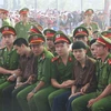 Các bị cáo trong vụ thảm án ở Bình Phước tại phiên tòa. (Ảnh: K GỬIH/TTXVN)