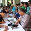 Các y, bác sỹ quân đội tham khám bệnh cho bà con nhân dân xã Kiên Đài, huyện Chiêm Hóa, tỉnh Tuyên Quang. (Ảnh: Vũ Viết Dương/TTXVN)