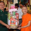 Lãnh đạo Bộ đội Biên phòng Sóc Trăng tặng quà sư sãi Khmer. (Ảnh: Trung Hiếu/TTXVN)