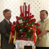 Đại sứ Việt Nam tại Lào Nguyễn Mạnh Hùng đã đến chúc mừng Tổng Bí thư Đảng Nhân dân Cách mạng Lào Bounnhang Volachith. (Ảnh: Phạm Kiên/Vietnam+)