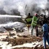 Nhân viên cứu hộ tại hiện trường vụ tai nạn máy bay. (Nguồn: Sudan Tribune)