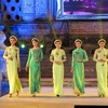 Trình diễn bộ sưu tập áo dài 'Duyên' của nhà thiết kế Thư-Ngân An. (Ảnh: Quốc Việt/TTXVN)