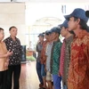 Cán bộ Đại sứ quán Việt Nam gặp gỡ ngư dân tại sân bay Soekarno-Hatta, Jakarta, Indonesia. (Ảnh: Đỗ Quyên/Vietnam+) 