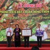 Chủ tịch Quốc hội Nguyễn Thị Kim Ngân trao quyết định cho lãnh đạo huyện Phong Điền công nhận là huyện nông thôn mới. (Ảnh: Ngọc Thiện/TTXVN)