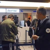 Quầy làm thủ tục của của EgyptAir tại sân bay Charles de Gaulle. (Nguồn: Xinhua) 