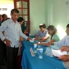 Cử tri là ngư dân làm thủ tục bỏ phiếu bầu cử tại khu vực bầu cử xã Bình Châu, Quảng Ngãi. (Ảnh: Sỹ Thắng/TTXVN)