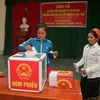 Cử tri người dân tộc Khơ Mú bỏ phiếu tại khu vực bỏ phiếu số 7, bản Huổi Cam, xã Nậm Nhoóng, huyện Quế Phong (Nghệ An). (Ảnh: Thanh Tùng/TTXVN) 