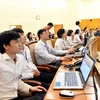 Ứng dụng công nghệ thông tin cập nhật kết quả bầu cử liên tục tại Ủy ban bầu cử quận Long Biên. (Ảnh: Nguyễn Văn Cảnh/TTXVN)