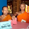 Đồng bào dân tộc Khmer tại Thành phố Hồ Chí Minh bỏ phiếu bầu cử tại khu vực bỏ phiếu số 50, phường 7, quận 3. (Ảnh: Thanh Vũ/TTXVN)