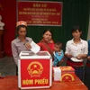 Cử tri người dân tộc Khơ Mú bỏ phiếu tại khu vực bỏ phiếu số 7, bản Huổi Cam, xã Nậm Nhoóng, huyện Quế Phong, Nghệ An. (Ảnh: Thanh Tùng/TTXVN) 