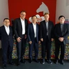 Tham tán Công sứ Nguyễn Hữu Tráng (ngoài cùng bên phải) và Chủ tịch Hiệp hội DVSI Ulrich Brobeil (thứ tư, phải sang) tại trụ sở DVSI ở Nürnberg. (Ảnh: Mạnh Hùng/Vietnam+)