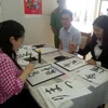 Các bạn trẻ Việt Nam trải nghiệm viết thư pháp Nhật Bản. (Ảnh minh họa: Đồng Thúy/TTXVN) 