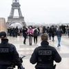 Cảnh sát Pháp gần tháp Eiffel. (Nguồn: BBC)