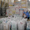 Chế biến gạo xuất khẩu tại Xí nghiệp Chế biến lương thực cao cấp Tân Túc, huyện Bình Chánh, Thành phố Hồ Chí Minh. (Ảnh: Đình Huệ/TTXVN) 