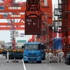 Bốc dỡ container hàng hóa tại cảng Tokyo. (Ảnh: AFP)