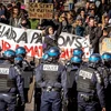 Cảnh sát chống bạo động ngăn người biểu tình tại Pháp. (Nguồn: AFP/TTXVN)