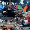 Trẻ em di cư ở tại những căn lều tạm. (Nguồn: AFP/TTXVN)