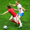  Pha tranh bóng giữa Joe Allen (trái) của Xứ Wales và cầu thủ Denis Glushakov (phải), đội Nga trong trận đấu. (Nguồn: AFP/TTXVN)