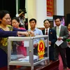 Các đại biểu tiến hành bỏ phiếu bầu các chức danh lãnh đạo chủ chốt Hội đồng Nhân dân, Ủy ban Nhân dân tỉnh Sơn La khóa XIV, nhiệm kỳ 2016-2021. (Ảnh: Công Luận/TTXVN)
