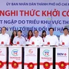 Thủ tướng Nguyễn Xuân Phúc và các đại biểu thực hiện nghi thức bấm nút khởi công. (Ảnh: Thống Nhất/TTXVN)
