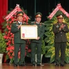 Thiếu tướng Pasith Thiengthame, Phó Tổng tham mưu trưởng Quân đội nhân dân Lào trao tặng Huân chương Anh dũng hạng Nhất của Bộ Quốc phòng Lào cho Học viện Lục quân. (Ảnh: Phạm Kha/TTXVN) 