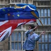 Một người biểu tình vẫy cờ Anh và EU bên ngoài tòa nhà Quốc hội Anh. (Nguồn: AFP/TTXVN)