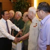 Phó Chủ tịch Quốc hội Đỗ Bá Tỵ tặng quà cho các đại biểu. (Ảnh: Phương Hoa/TTXVN)