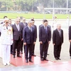Thủ tướng Romania Dacian Ciolos đến đặt vòng hoa và vào Lăng viếng Chủ tịch Hồ Chí Minh. (Ảnh: Phạm Kiên/TTXVN)