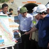 Phó Thủ tướng Chính phủ Trịnh Đình Dũng kiểm tra dự án đường cao tốc Đà Nẵng-Quảng Ngãi. (Ảnh: Nguyễn Sơn/TTXVN) 